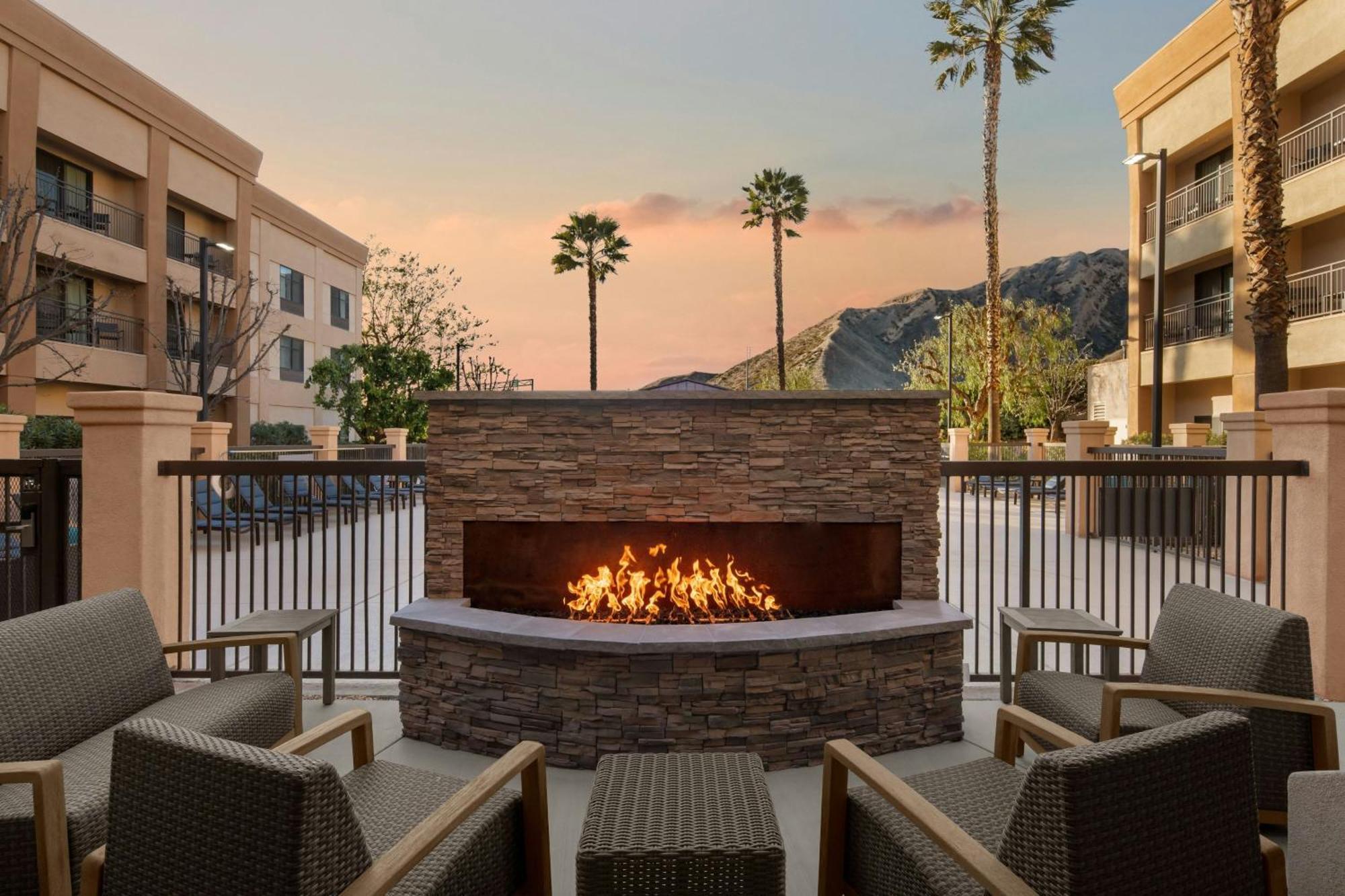 Courtyard By Marriott Santa Clarita Valencia Hotel Buitenkant foto